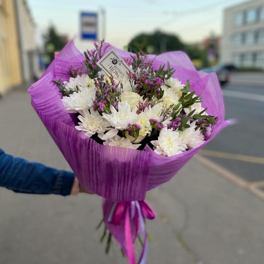 Букет из лаванды, кустовых хризантем, роз, лимониума, статицы и эвкалипта в стильной упаковке "Сендлер"