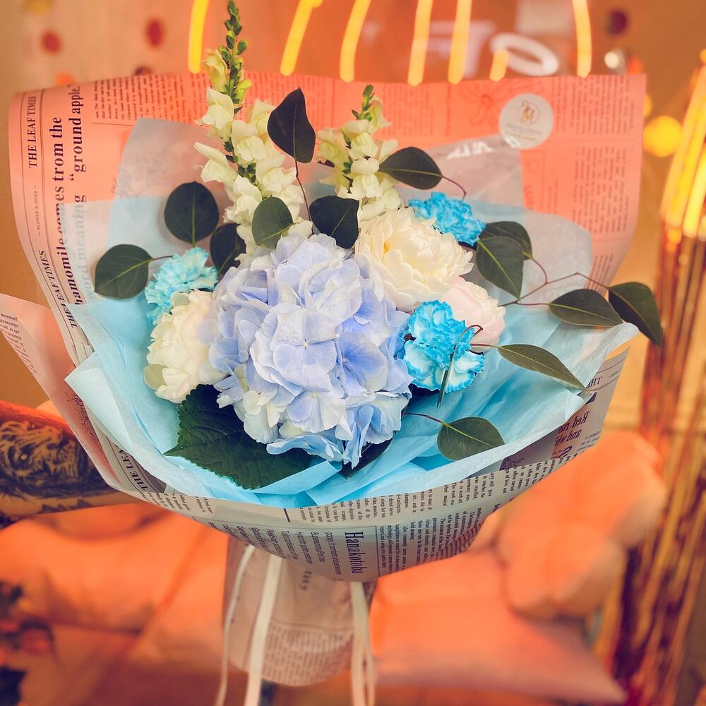 Букет голубої гортензіі і півоній